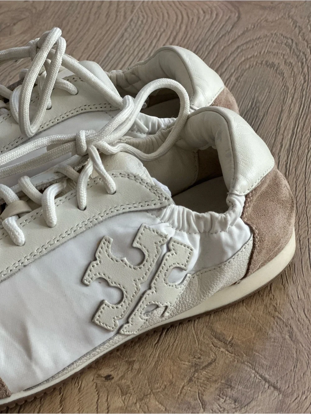 Tory Burch Women's White and Taupe Suede-Trim Fashion Sneaker Size 9